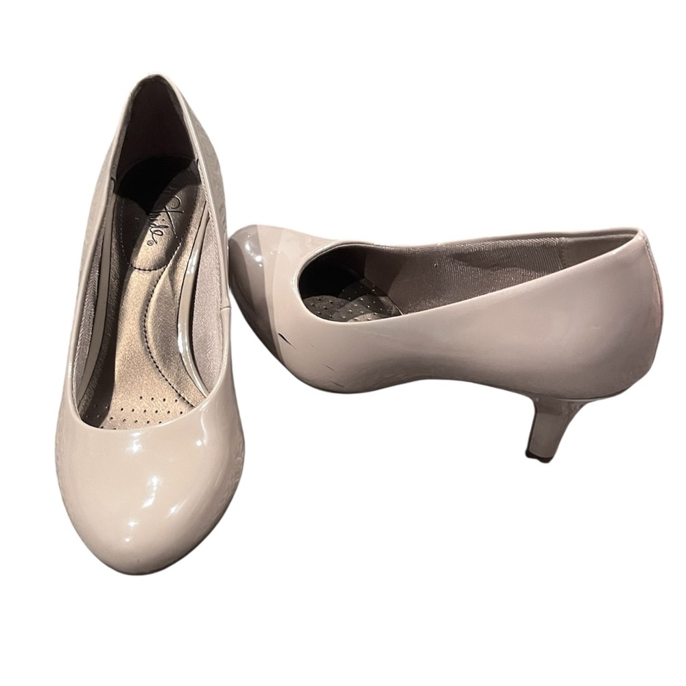 Life Stride Cream Heels Classic Formal Pumps
